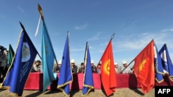 Флаг Кыргызстана и политических партий. Ата-Бейит. 2011 год.