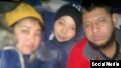 Памир Кайыпжанов келинчеги жана эжеси менен.