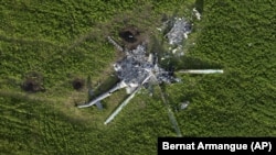 Un elicopter rusesc, distrus în apropiere de satul Mala Rohan, regiunea Harkov, Ucraina, 16 mai 2022.