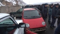 Милиция освобождает трассу Ош-Баткен-Исфана, Баткенская область, 11 января 2020 г.