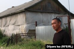 Айдынбек Қыдырбаев өз отбасы тұрып жатқан үйдің қасында тұр. Мамлют ауданы, Солтүстік Қазақстан облысы, 23 шілде 2016 жыл.