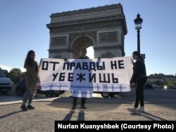 Студенты из Казахстана проводят акцию в поддержку Асии Тулесовой и Бекбарыса Толымбекова, арестованных в Алматы за баннер «От правды не убежишь». Париж, 24 апреля 2019 года