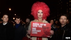 Орусиянын кумсаларды жектеген мыйзамына каршы Британияда өткөн акция. 5-февраль.