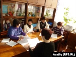 Жюри әгъзалары олимпиадада башкарылган эшләрне тикшерә