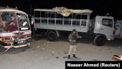 د بلوچستان په مرکز کوټه کې يو پوليس د وسلوال بريد هدف ګرځول شوي ټرک سره ولاړ دی ـ انځور له ارشيفه