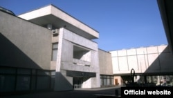 Вход в КНМИИ имени Айтиева.