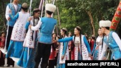 Hiňňildik uçup, 'günälerini dökýän' ýaşlar. Arhiw suraty