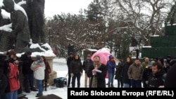 Професорите и студентите на отворена дебата пред Собранието.