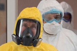 Президент Росії Володимир Путін, одягнений у захисні засоби, відвідує лікарню для хворих на коронавірус на околиці Москви, 24 березня 2020 року