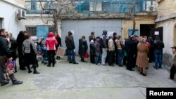 Крым. Орус паспортун алуу үчүн кезекке тургандар. 20-март, 2014-жыл.