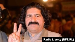 علي وزیر په کراچۍ کې د یوې غونډې پر مهال - پخوانی انځور. 