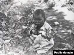 Ачарчылык маалында көчөдө кароосуз калган бала. Казакстандын Борбордук архивинен алынган сүрөт. 1930-жылдар.