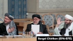 عباس استانکزی نیز چندین بار از رهبری طالبان بخاطر ممنوعیت از آموزش دختران انتقاداتی داشته است.