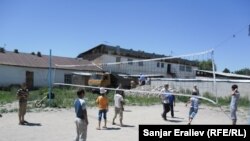 Медресенин тарбиялануучулары дене тарбия сабагы учурунда. (архивдик сүрөт)