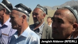 Жол курулушуна келген тажик жарандары.