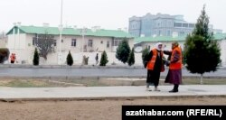 Kommunal hojalyk gullugynyň işgärleri. Türkmenabat, 25-nji noýabr, 2016 ý.