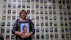 Ніна Брановицька тримає портрет свого сина, убитого громадянином Росії Арсеном Павловим на Донбасі. Стіна пам’яті. Київ