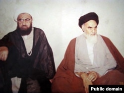آیت‌الله محلاتی (چپ) در کنار آیت‌الله خمینی