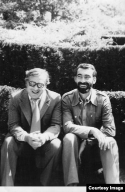 Augustin Buzura (1938-2017) și Mircea Iorgulescu (1943-2011) în anii 1970 (foto courtesy Joana Vy)