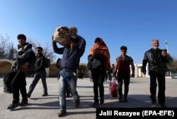 Afghan refugees cross the border into Afghanistan after being deported by Iran in December 2017.
