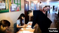 Володимир Гройсман на виборчій дільниці у Вінниці