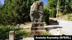 Фрагмент мемориального кладбища на Поликуровском холме в Ялте, архивное фото