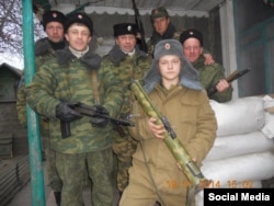 Иллюстрационное фото. Спереди других боевиков 16-летний Вадим Шнип, вооруженный РПГ-18
