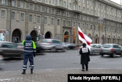 Ніна Багінская стаіць у сваім знакамітым паліто на праспэкце Незалежнасьці ў Менску, 2019 год