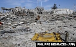 Руїни Міжнародного аеропорту «Луганськ» після боїв Збройних сил України із російськими гібридними силами, 11 вересня 2014 року