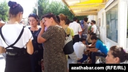 Орусиянын Ашхабаддагы элчиканасы алдында кезек күткөндөр. 15-август 2012