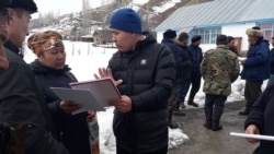 Адистер Тоо-Кызыл-Суу айылынын тургундары менен жолугушуп жатат.