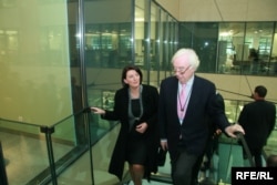 Predsjednica Kosova Atifete Jahjaga u obilasku zgrade RSE sa izvršnim urednikom Johnom O'Sullivanom, 11. oktobar 2011.