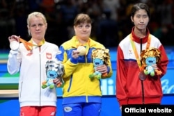 Перша параолімпійська чемпіонка з настільного тенісу Наталія Косміна (по центру), фото прес-служби НКСІУ