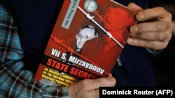 Вил Мирзаянов "State Secrets" ("Мамлекеттик сырлар") аттуу китебин үйүндө кармап турат. Принстон, Нью-Жерси. 13-март, 2018-жыл.