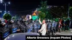Colonelul Cătălin Paraschiv, dirijând forțele de jandarmi la 10 august 2018. Forțele de ordine au folosit gaze lacrimogene contra manifestanților pașnici după ce, vrreme de or întregi nu au încercat să scoată dintre demonstranți, câteva grupuri de provocatori. Metoda, menită să discrediteze manifestanții pro-occidentali, a fost brevetată în România postdecembristă pe 13 iunie 1990, prin incendierea unui autobuz în Piața Universității chiar la ordinul ministrului de Interne, Mihai Chițac. Nici decidenții din iunie 1990, nici cei din august 2018, nu au fost sancționați.