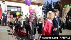 Першы званок для першаклясьнікаў у адной зь менскіх школаў. Архіўнае фота