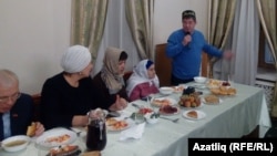 Салават Фәтхетдинов чыгыш ясый