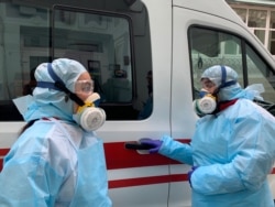 Медики у захисних костюмах