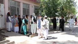 شماری از افرادی که برای تحویل گرفتن اجساد بستگان‌شان به شفاخانه حوزوی هرات آمده‌اند