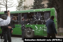 УКМК алдындагы Садыр Жапаровду коргоо митингинде милиция менен эл тирешкен учур. Митингчилер милициянын курчоосун жарып өтүп имаратка кирүүгө аракеттенген. Мунун негизинде бир нече адам камалган. 27-март, 2017-жыл. (архивдик сүрөт)