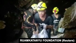 Таиланд. Үңкүрдүн оозундагы куткаруучулар. 5-июль, 2018-жыл.