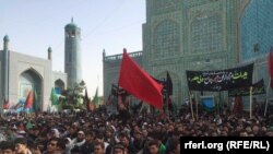 په مزار شریف کې لسګونه اهل تشیع د عاشورا د ماتمي غونډې پر مهال - پخوانی انځور.