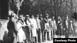 Гуканьне вясны ад «Майстроўні» каля помніка Янку Купалу ў Менску. 1983 год