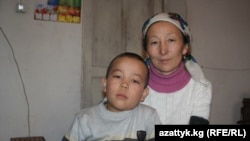 Ырыскелди операцияга чейин апасы менен, 17-январь, 2013.