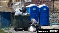 Переполненный мусорный бак на пляже «Ливадийский»