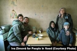 Іва Зімова наголошує на тому, що найбільше людей мотивує допомагати іншим не так статистика людських катастроф, які відбуваються усього лише за кількасот кілометрів від кордону з Євросоюзом, а історії конкретних людей – конкретні обличчя, спогади, сподівання та емоції