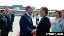 Алмазбек Атамбаев провожает Шавката Мирзиеева. 6 сентября 2017 г.