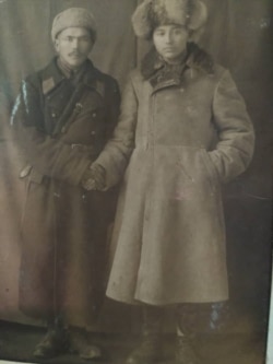 Эсенгул Асымов (оңдо).