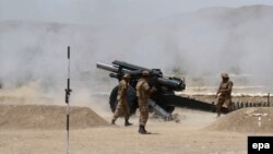 په شمالي وزیرستان کې پوځیان د عملیاتو پر مهال مرمۍ توغوي - پخوانی انځور. 