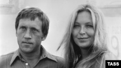 Володимир Висоцький і його дружина, французька актриса Марина Владі під час круїзу. 1979 рік